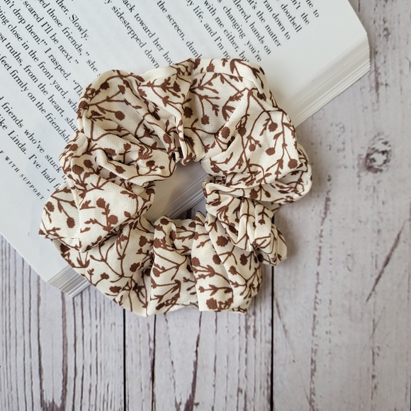 Pouffy scrunchie, NEW in package, Miss B Haven Boutique - Picture 2 of 6